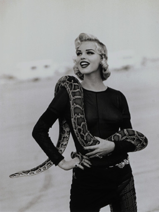 Eva Herzigova et son Python de Java-Arles 1992.jpg